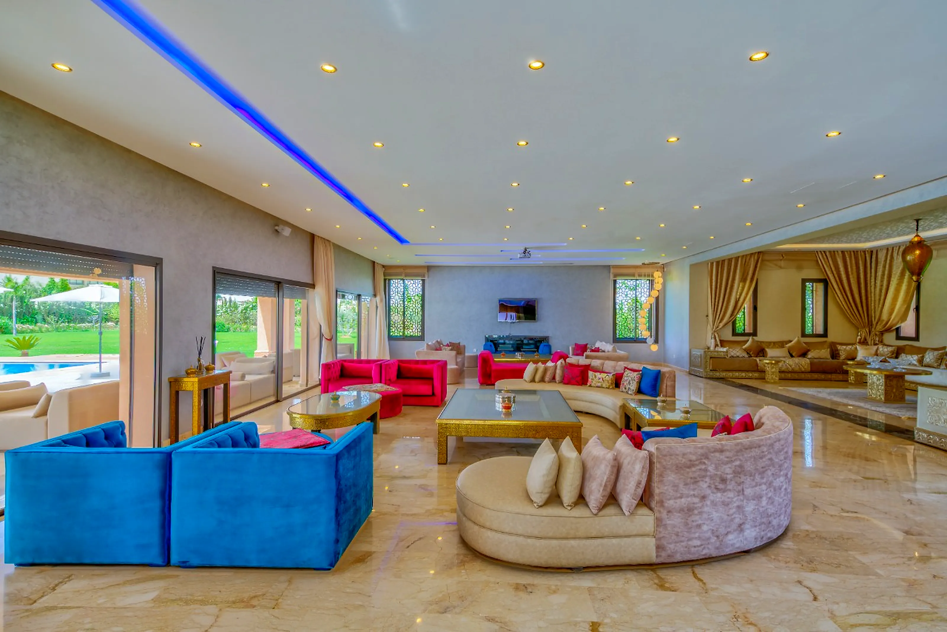 Billiard & dining space - Luxurious games room with bar and convivial dining area